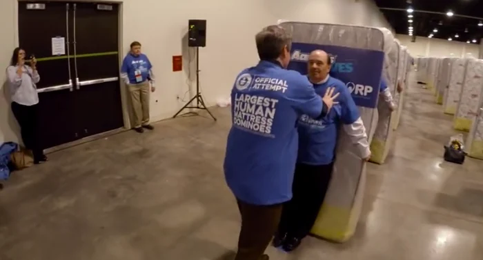 Domino-ul a fost format din 1.200 de persoaneFoto Youtube