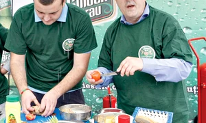 Participanţii la competiţie au trebuit   să gătească în 60 de minute  “chifteluţe de cârnaţi cu bere şi hrean” (fotografii: Dan Bistriţeanu) jpeg