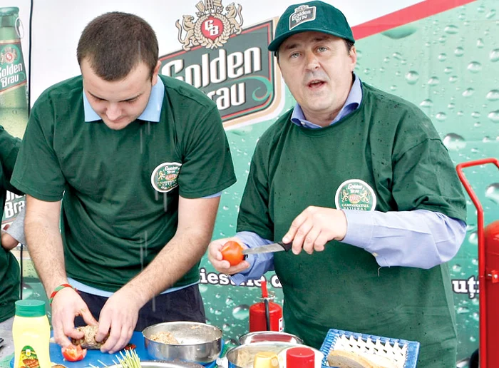 Participanţii la competiţie au trebuit să gătească în 60 de minute “chifteluţe de cârnaţi cu bere şi hrean” (fotografii: Dan Bistriţeanu)