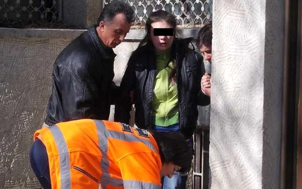 Elena a primit îngrijiri medicale în faţa Tribunalului, după care a fost transportată la spital  FOTO Ionuţ Benea