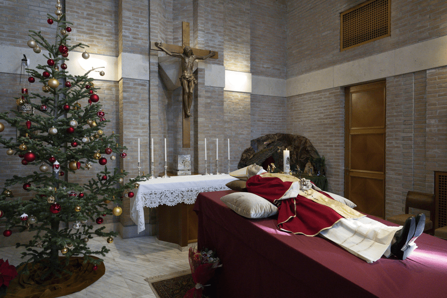 Imagini cu trupul fostului papă Benedict al XVI-lea, publicate de Vatican. Testamentul său spiritual 