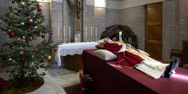 Vaticanul a publicat primele imagini cu trupul fostului papă Benedict al XVI-lea FOTO EPA-EFE