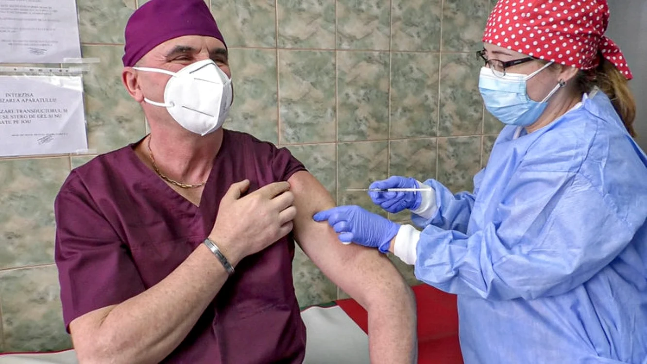 Medicul Horia Talfeş, vaccinat la Hunedoara. FOTO: Spitalul municipal Al. Simionescu - Hunedoara.
