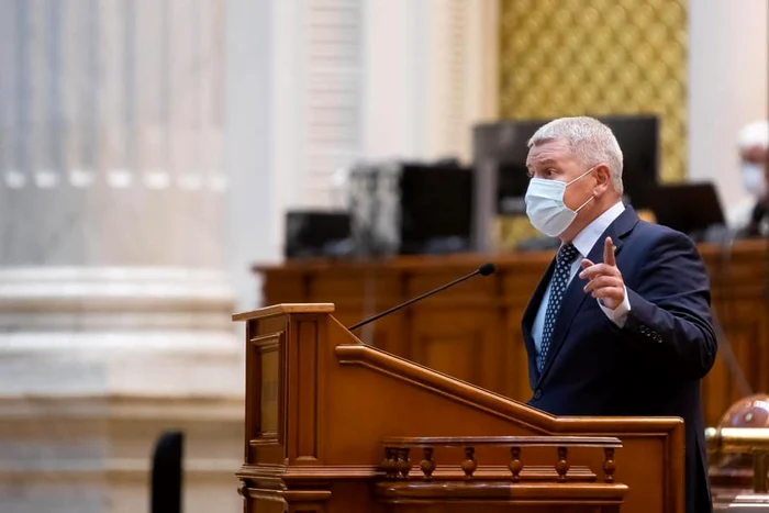 Deputatul PNL Florin Roman a scăpat porumbelul pe gurăSursa foto: Facebook