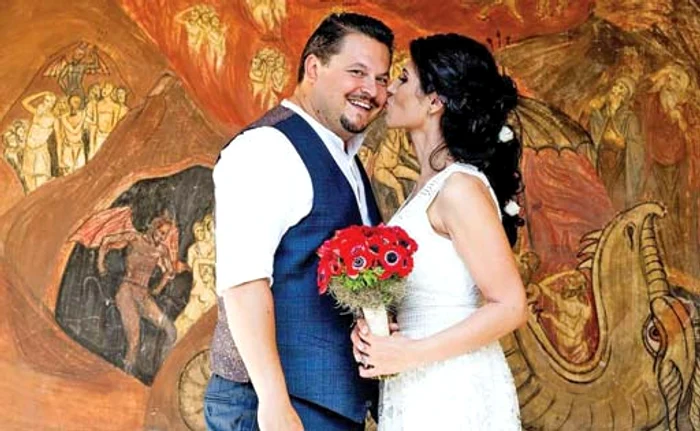 
    Naşii le sunt  Mihai Bobonete şi  Cătălina, soţia lui   