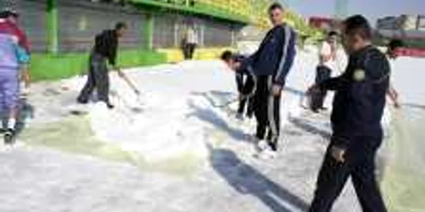Deținuți au deszăpezit până acum jumătate din stadion 