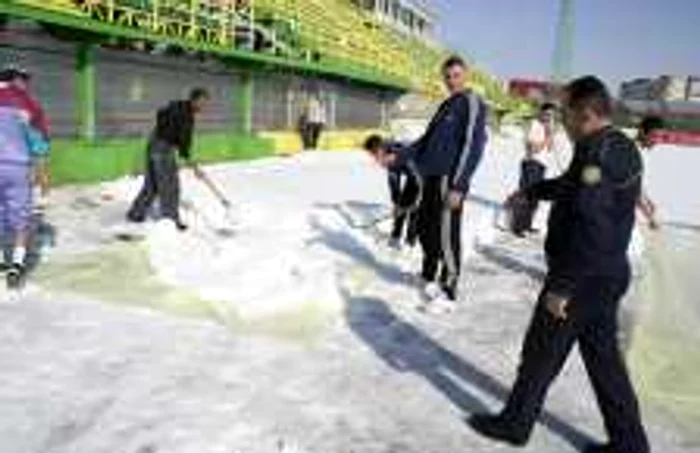 Deținuți au deszăpezit până acum jumătate din stadion 