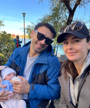 Marina și Daniel Nițoiu, în parc cu bebelușul Filip foto: arhiva personală