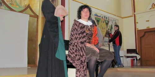 Tinerii actori găsesc în teatru o formă de socializare 