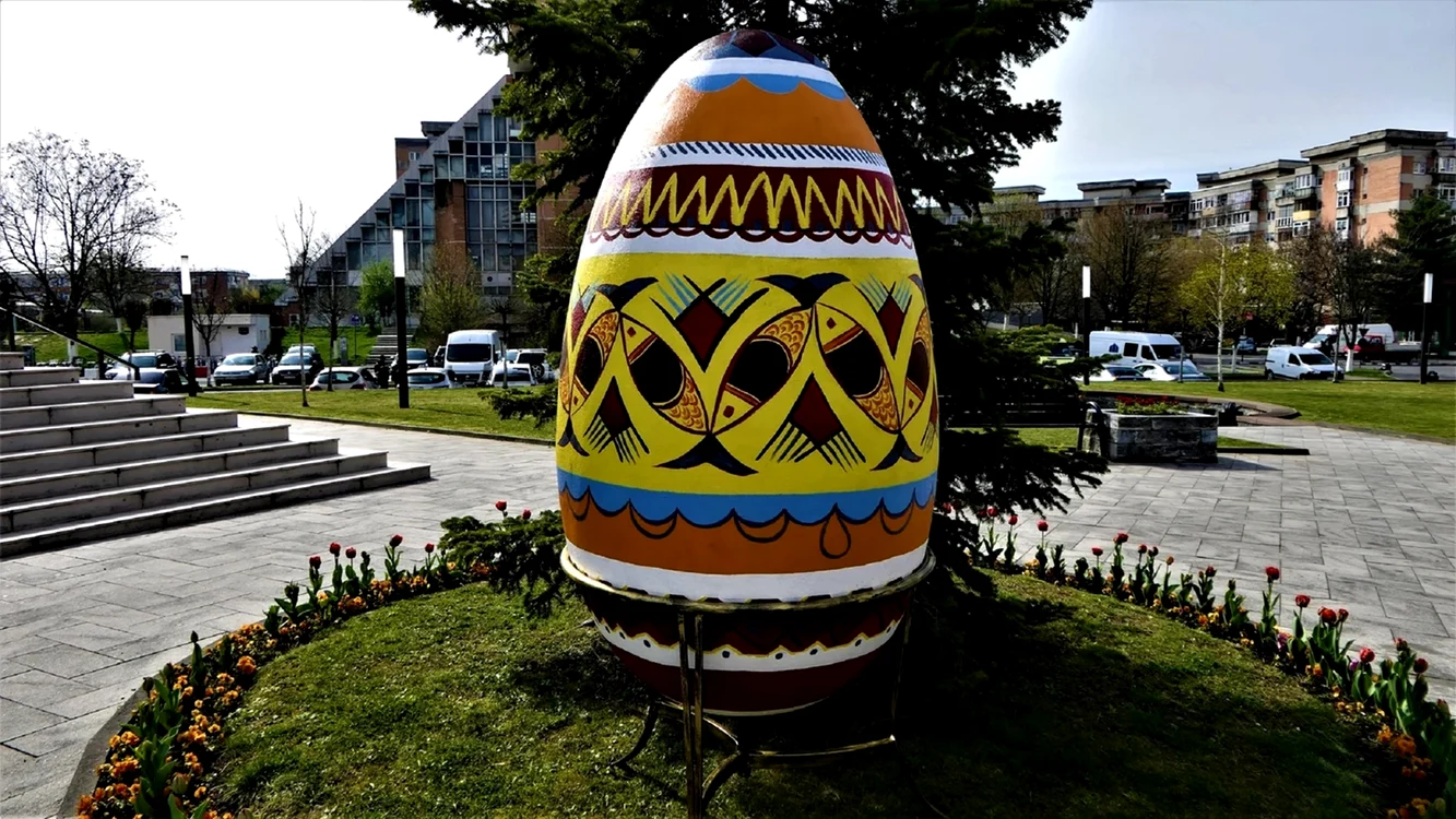 Râmnicu Vâlcea a fost decorat cu ouă gigant