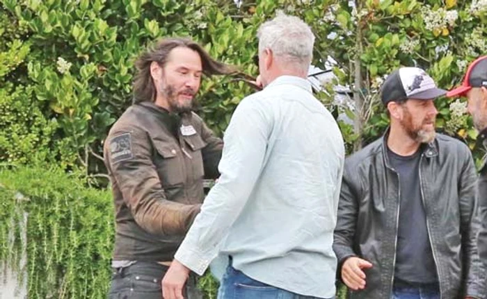 
    Foarte  chipeş, în  “Matrix”  