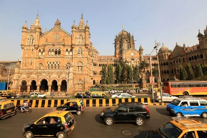 Taxiuri aşteptându-şi clienţi în faţa gării din Mumbai FOTO: Ionuţ Ştefănescu