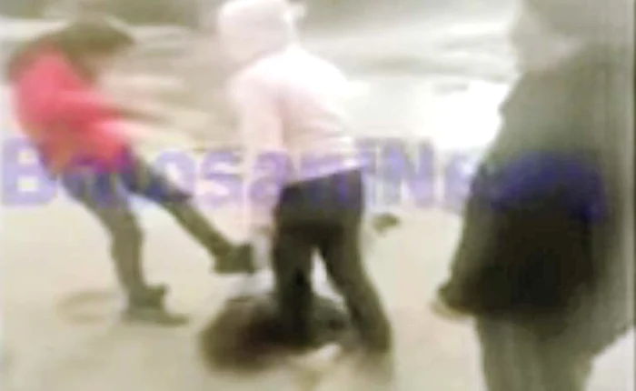 
    “Meciul“ a fost filmat de bărbaţii  care au asistat de pe margine  