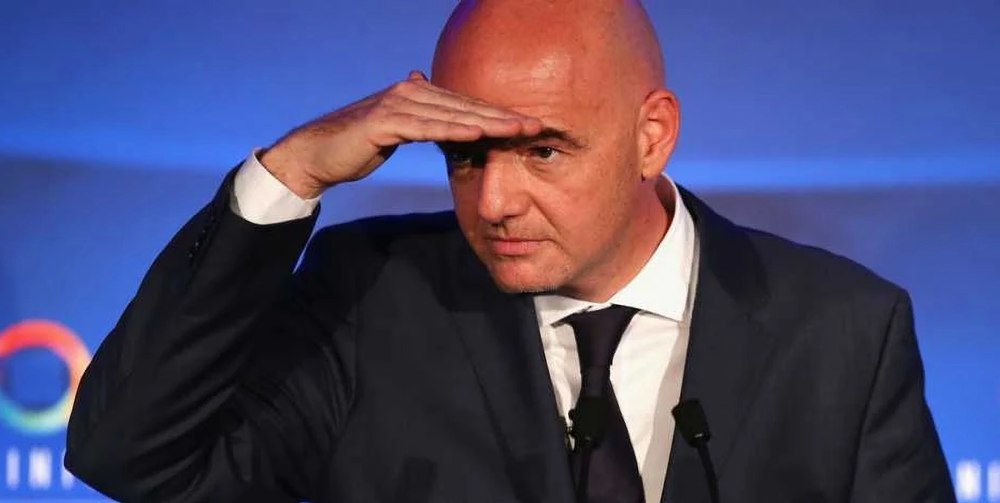 Adio impresari în fotbal. Motivul pentru care FIFA și președintele Infantino vor să-i interzică definitiv
