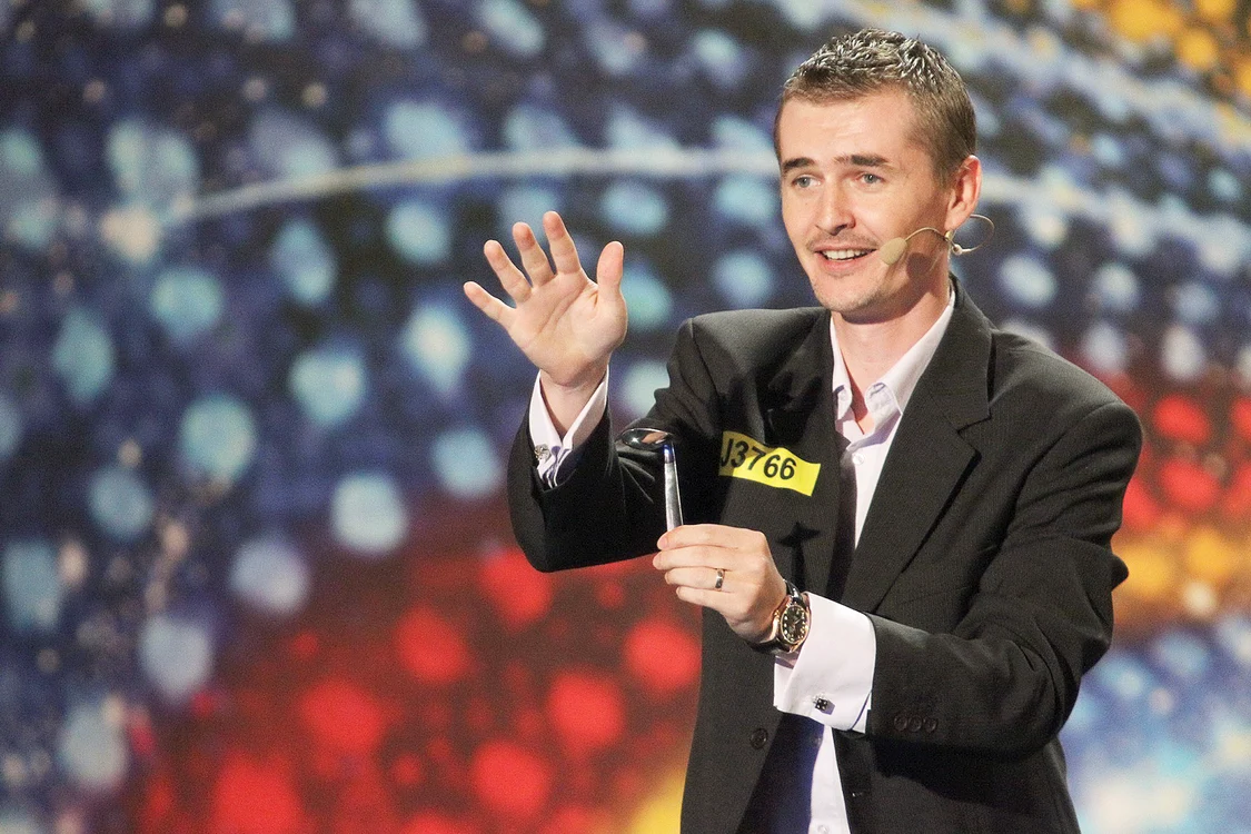 
    Câştigătorul de la "Românii au talent" face bani şi din materiale promoţionale  