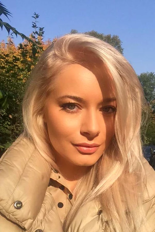 Laura Cosoi a optat pentru o nuanţă de blond mai deschis