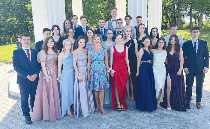 Soția președintelui, alături de elevii cărora le-a fost dirigintă