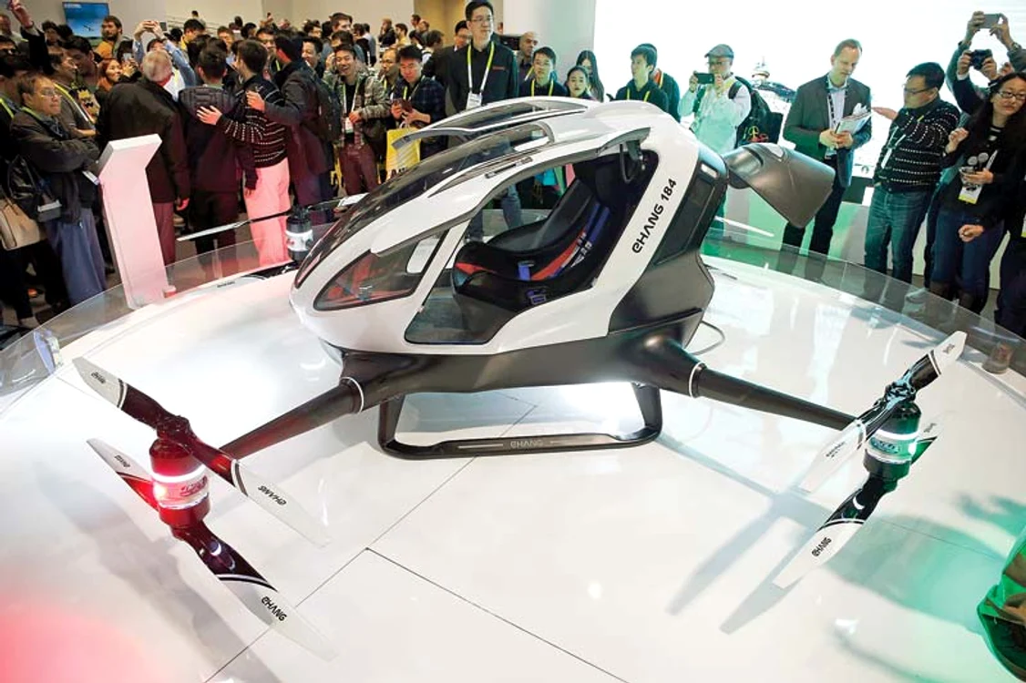 
    Adio blocaje în trafic! O companie chineză a lansat prima dronă care poate transporta oameni  