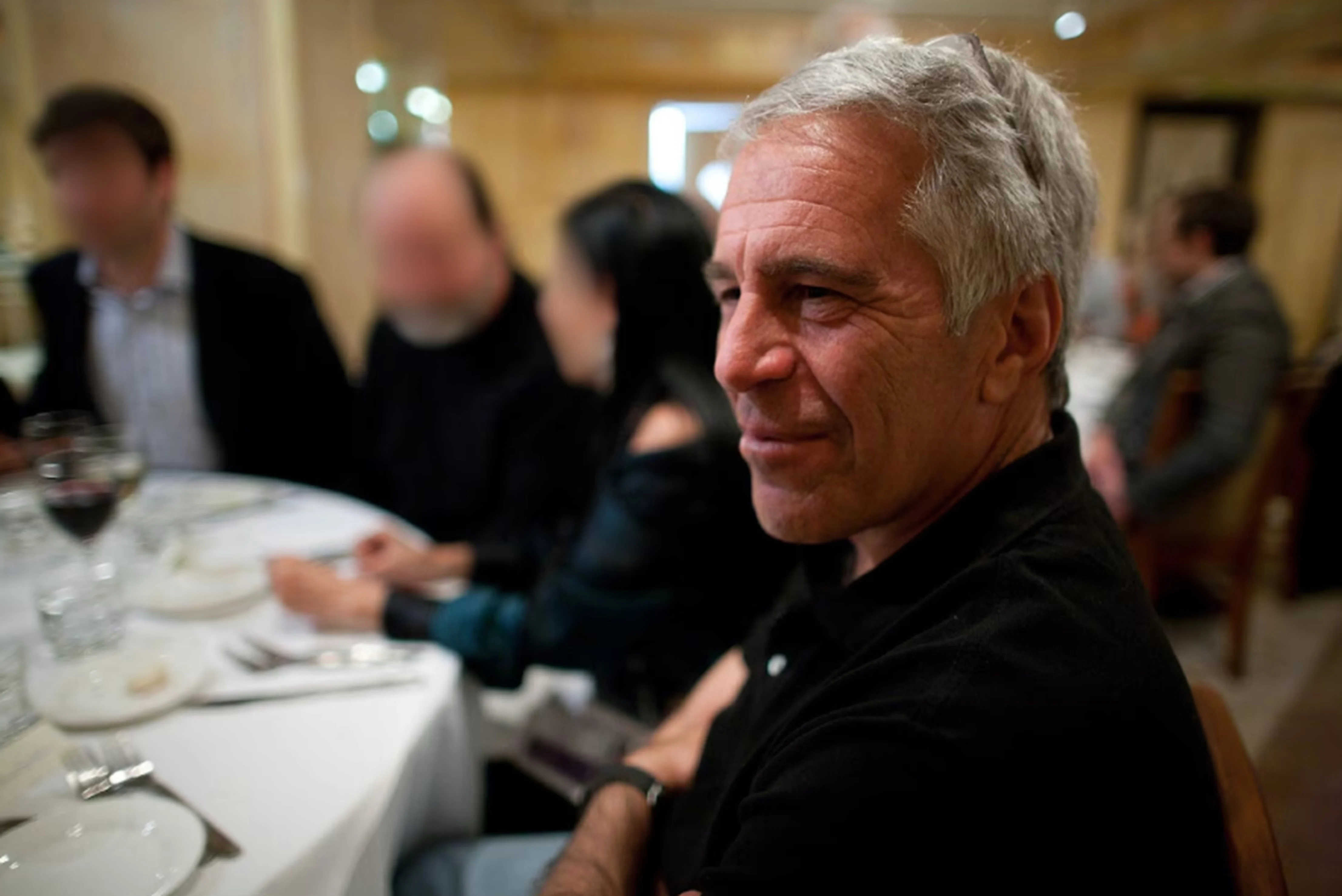 Capcane sexuale, camere video ascunse și întâlniri la Moscova. Ce arată noile documente despre fosul miliardar pedofil Jeffrey Epstein