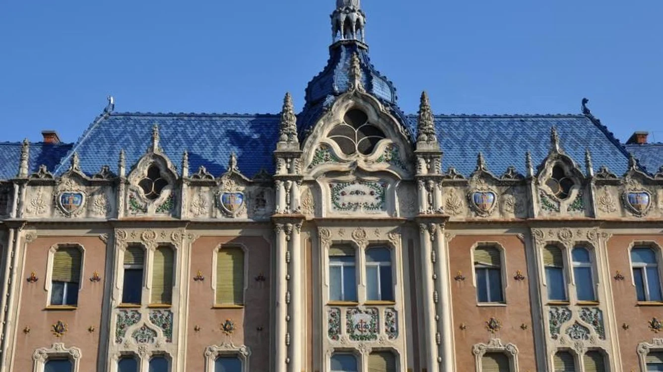 Blat pe ruinele Hotelului Dacia Autoritățile se prefac că amendează, miliardarul Țânțaș se preface că lucrează În hotel a nins! jpeg