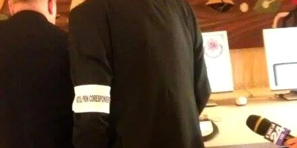 Nini Sapunaru isi inregistreaza prezenta  la intrarea in Camera Deputatilor. Pe bratul stang are o banderola cu mesajul Votul prin corespondenta FOTO Radu Eremia