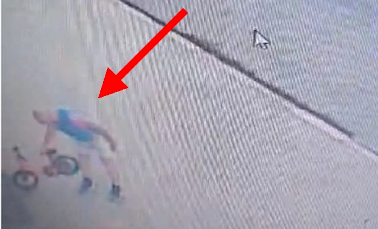 Găeștean filmat când fură o bicicletă. FOTO  cronica-gaestiului.ro
