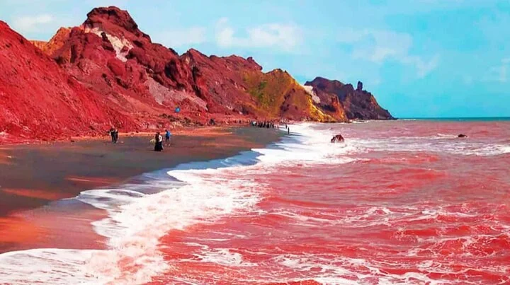 „Ploaia de sânge”, fenomenul natural spectaculos care a uimit Internetul. De ce s-au înroșit peste noapte țărmurile unei insule