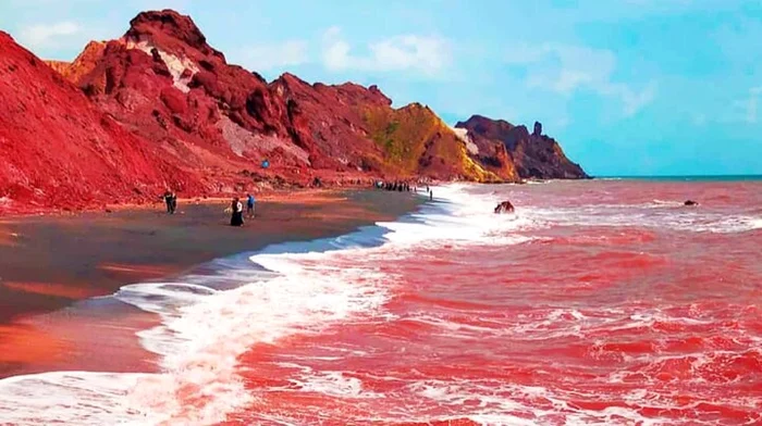 Ploaia care a transformat marea în roșu FOTO: X/Flick1