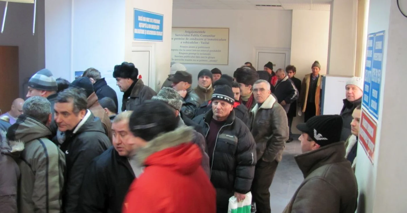 Coada se întinde chiar şi pe scările instituţiei FOTO:adevarul