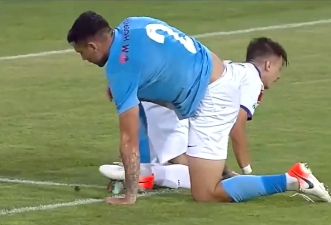 Momentul în care Paz îl calcă pe gleznă pe puștiul Oțelului. Captură TV Digisport