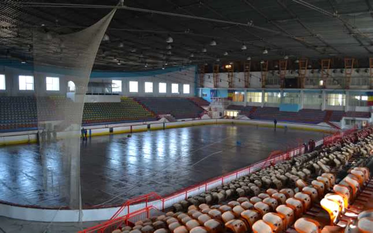 Patinoarul artificial, care a găzduit onorabil o gală de box după canoanele WBO, ar pudea deveni sală polivalentă Foto: Marius Mototolea
