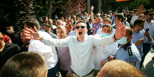 Scandal la alegerile PNL de la Timişoara. Foto