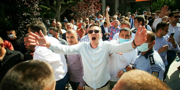 Scandal la alegerile PNL de la Timişoara. Foto