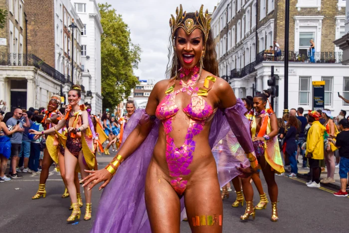 Femeie îmbrăcată sumar, la Carnavalul Notting Hill, august 2023