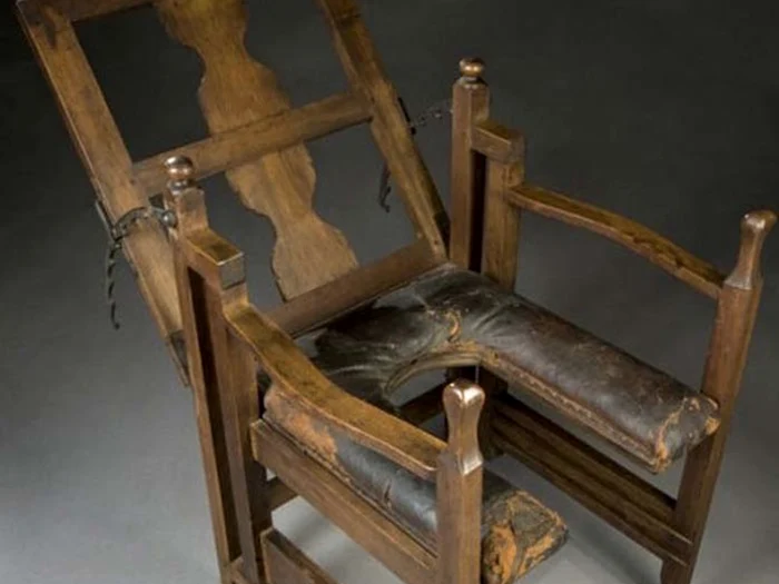 Înainte de a fi inventată anestezia, femeile nu aveau la dispoziţie pentru naştere decât acest scaun şi o moaşă.