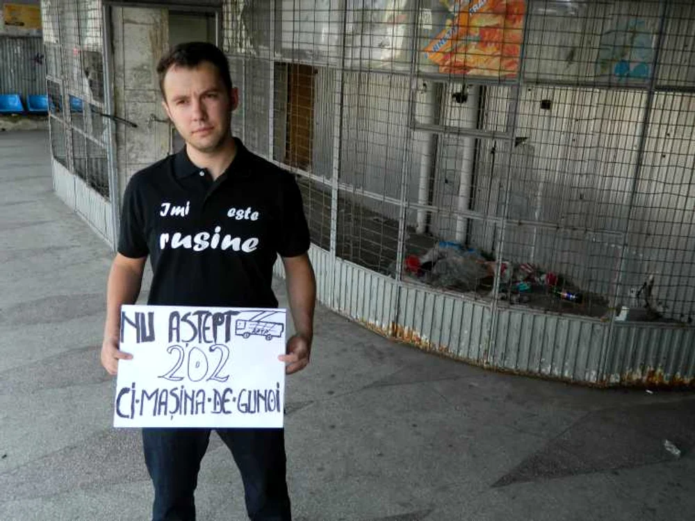 „Nu aștept troleul 202 ci mașina de gunoi“,a scris tânărul pe banner-ul de protest. Foto imierusine.ro