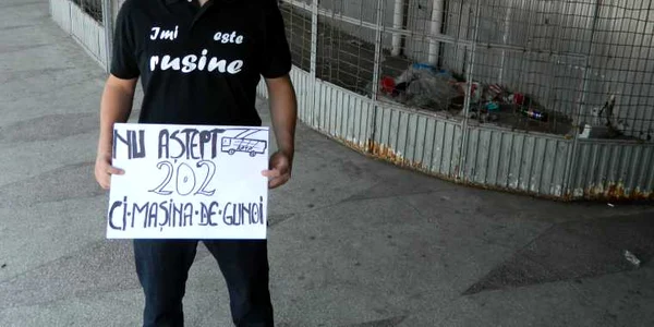 „Nu aștept troleul 202 ci mașina de gunoi“,a scris tânărul pe banner-ul de protest. Foto imierusine.ro