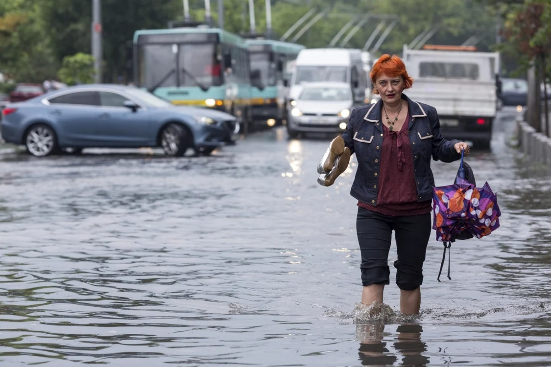 femeie mergand pe o strada inundata din bucuresti