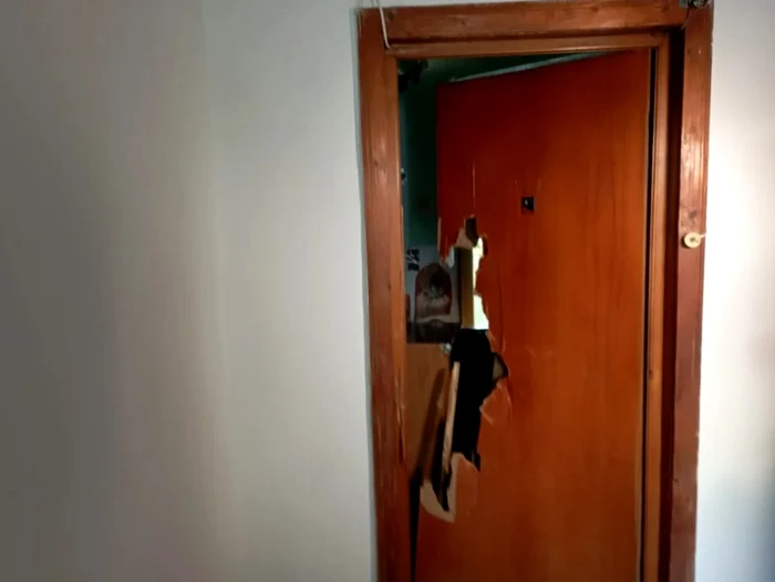 Polițiștii au spart ușa pentru a intra în apartament FOTO Cosmin Zamfirache