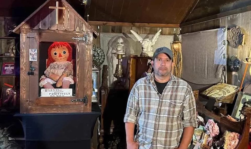 Moarte misterioasă în turneul cu păpușa „posedată” Annabelle: investigator paranormal găsit mort în hotel