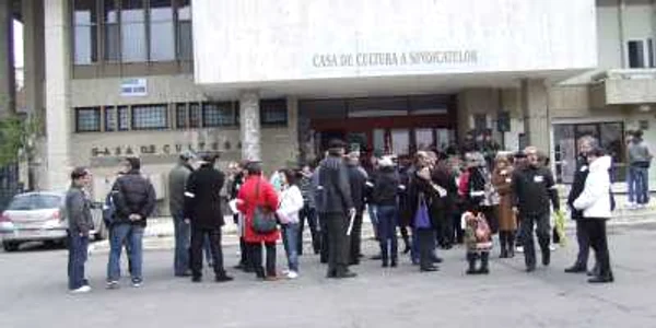 Bugetarii nu vor mai primi nici al 13-lea salariu