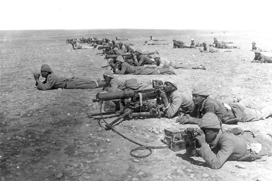 Soldaţi turci otomani la Tel esh Sheria,  linia Gaza,  în 1917. parte a Campaniei Sinai şi Palestina.
Tel esh Sheria Gaza Line