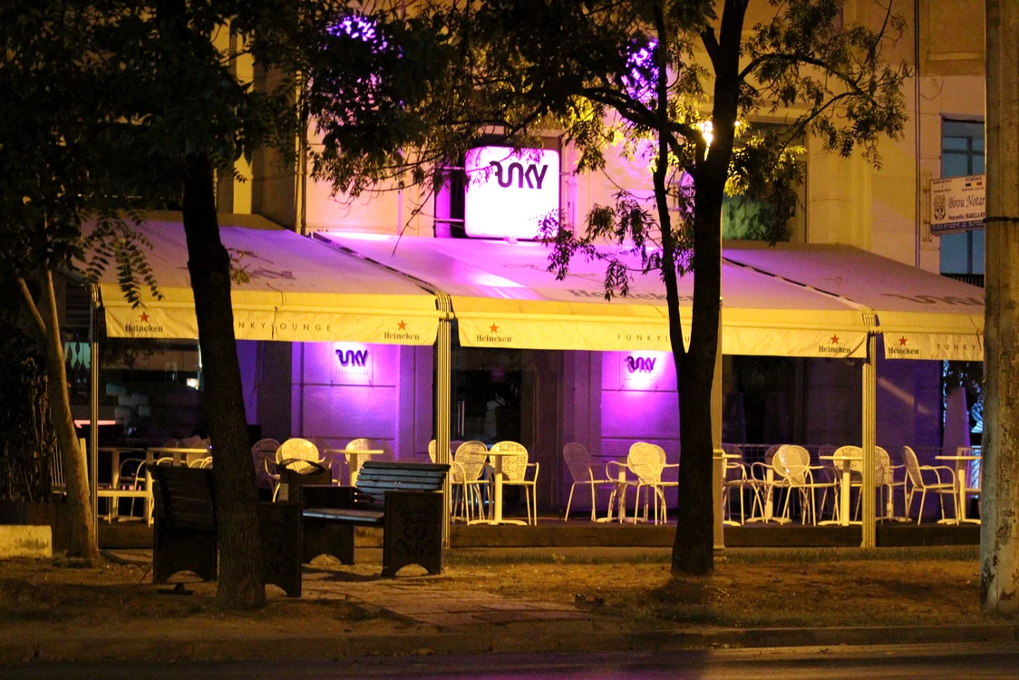 La „Funky Lounge”, de pe Bd. Decebal, nu era nimeni pe terasă, sâmbătă noapte