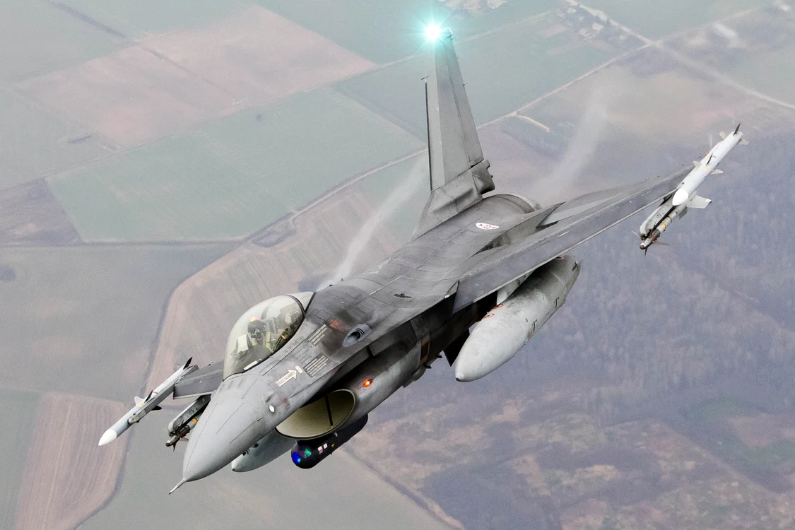 Aeronava F 16  Falcon Fighting,  o armă redutabilă pentru  apărarea  spaţiului aerian 