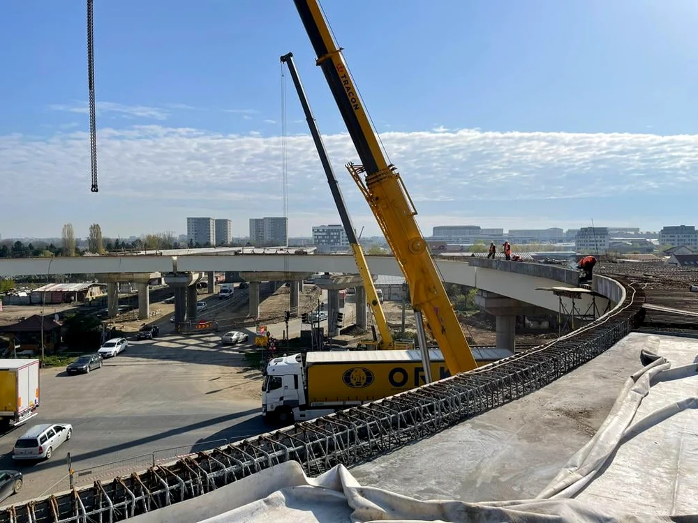 Intersecția dintre Prelungirea Ghencea și centură este o junglă rutieră.Foto: fcb Irinel Scrioșteanu