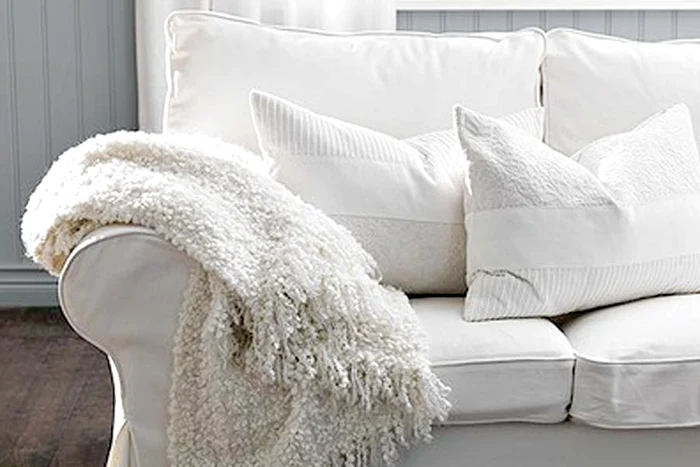 La Kika găsiţi covoare  din blană de taur  şi pleduri din blană  naturală de oaie (Foto: Kika)