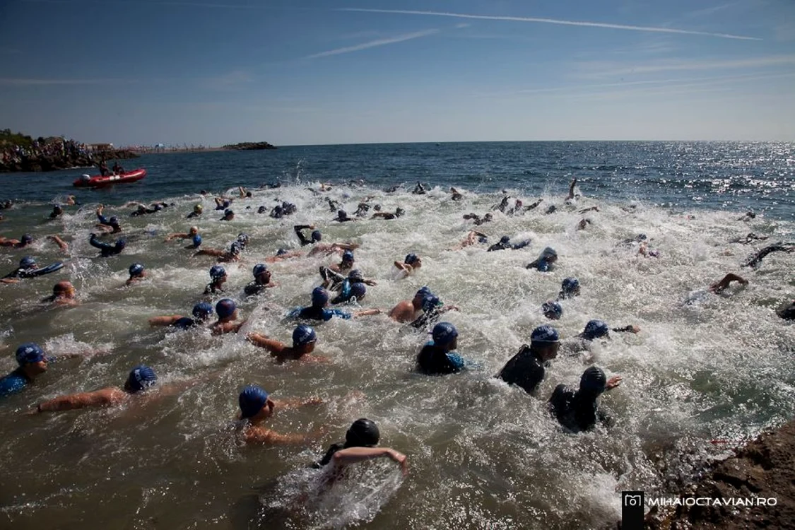 Înot la triatlon în Marea Neagră Sursă foto nostressevents.ro