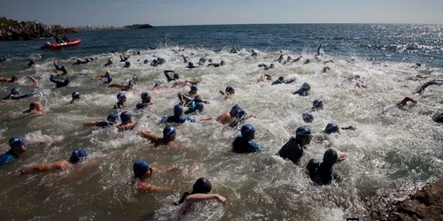 Înot la triatlon în Marea Neagră Sursă foto nostressevents.ro