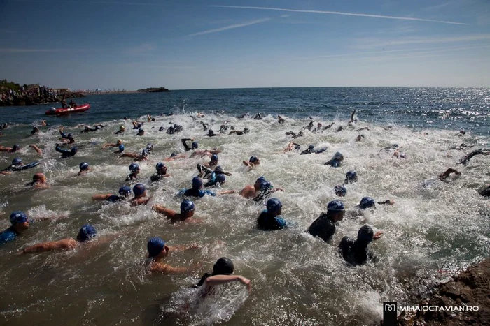 Înot la triatlon în Marea Neagră Sursă foto nostressevents.ro