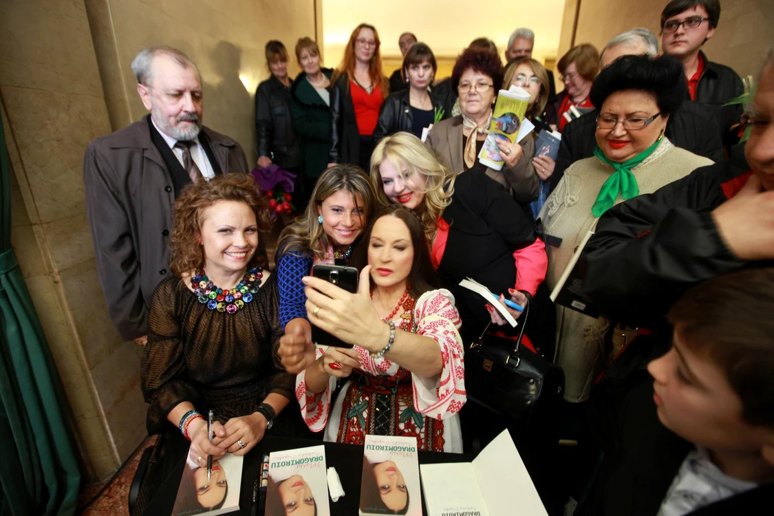 Maria Dragomiroiu (60 de ani) și-a făcut selfie-uri la sesiunea de autografe
